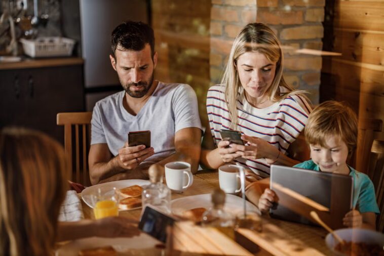 L'habitude des parents sur les réseaux sociaux responsable de la génération "fragile" 1 L'habitude des parents sur les réseaux sociaux responsable de la génération "fragile"