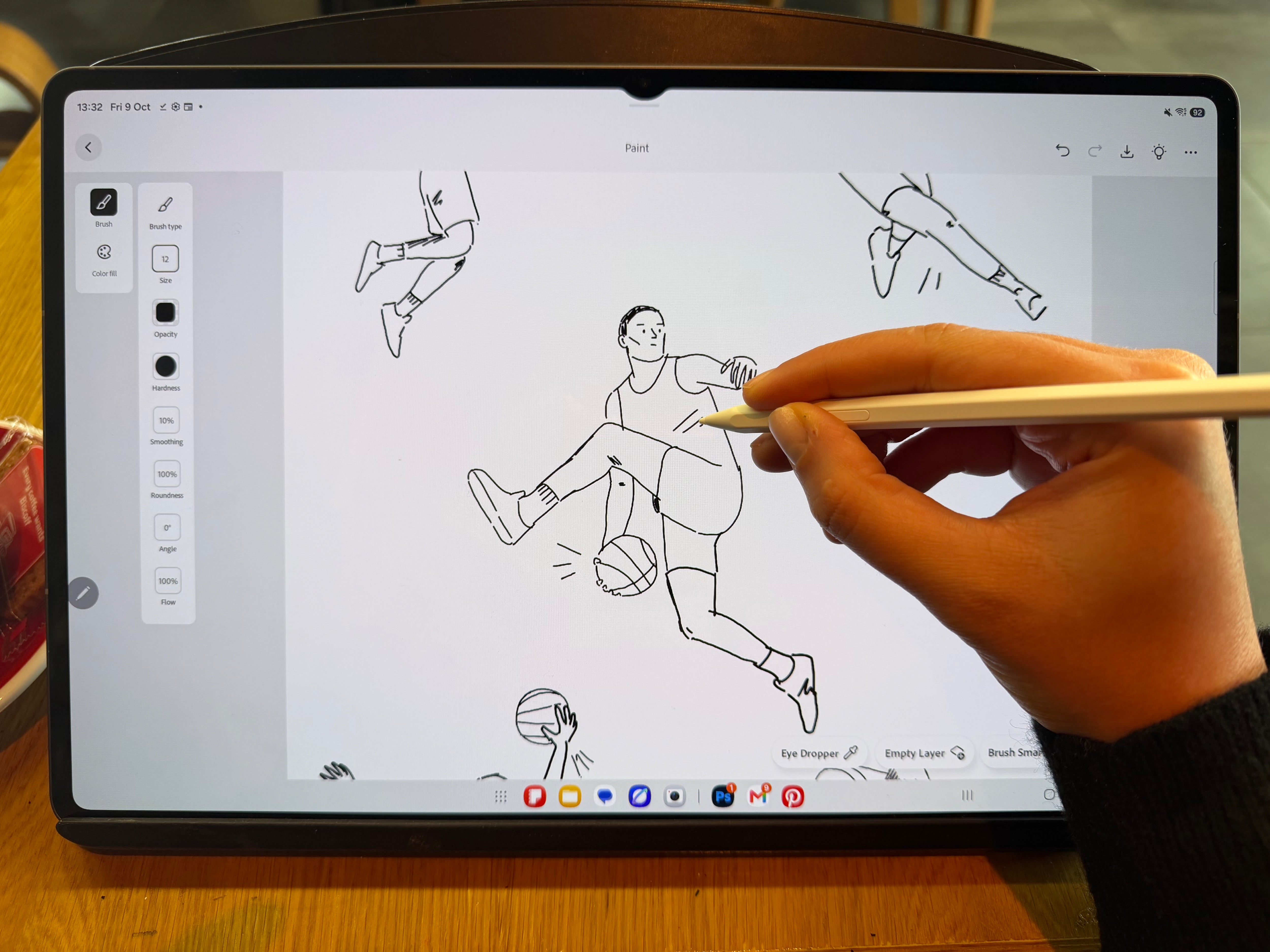De l'étincelle initiale à l'œuvre finale : donner vie aux idées créatives 4 Lizzie a utilisé le S Pen et les pinceaux picturaux de Photoshop pour capturer les mouvements fluides du basketball dans ses premiers croquis
