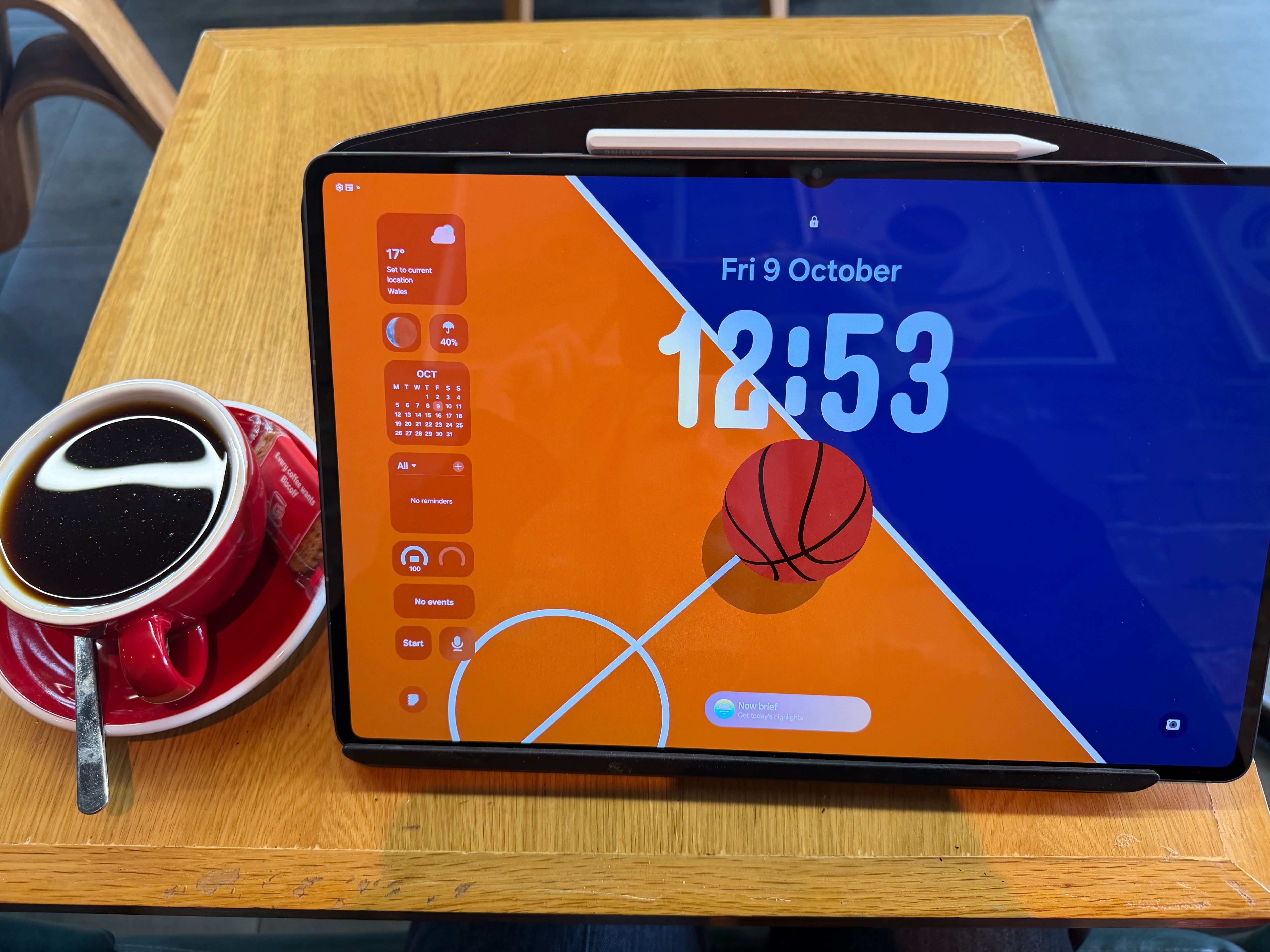 De l'étincelle initiale à l'œuvre finale : donner vie aux idées créatives 6 Avec Creative Studio, Lizzie a adapté des éléments de son illustration de basketball en écran de verrouillage personnalisé à partager avec ses abonnés