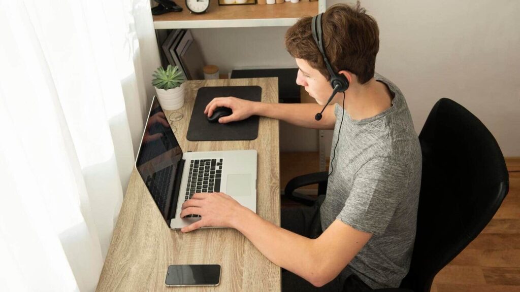 Bureau de télétravail avec ordinateur portable
