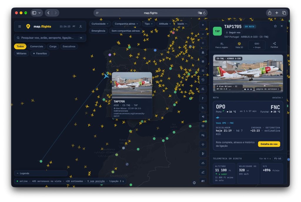 Vue rapprochée du trafic aérien sur l'Europe avec de nombreux avions représentés