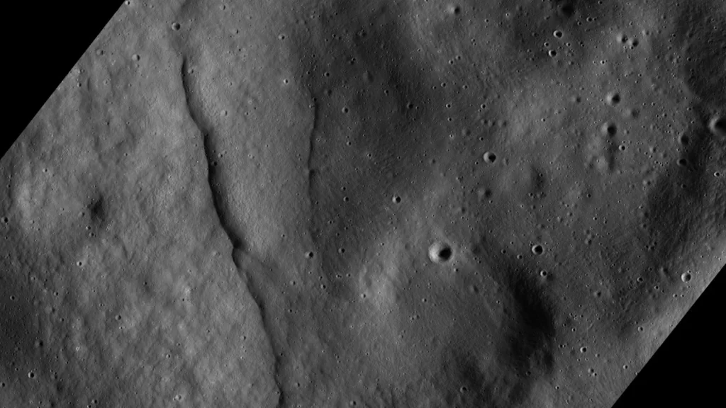La Lune rétrécit : plus de 10 000 failles révèlent des bouleversements sur notre satellite 5 Escarpements dans la cratère Mouchez L près du pôle nord lunaire