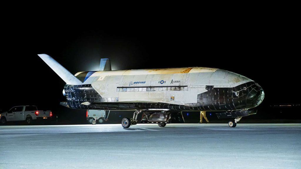 Que fait réellement la Chine dans l'espace ? Le Pentagone révèle des images d'un vaisseau secret 4 Photographie du X-37B américain sur une piste d'atterrissage