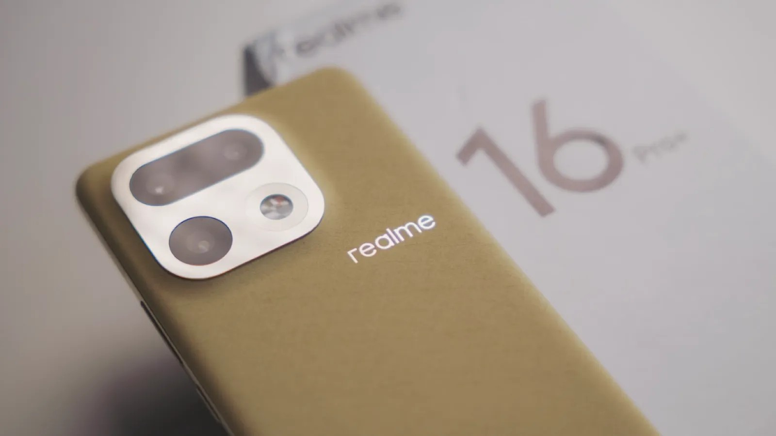 Android 17 a une date pour plus de 50 smartphones : découvrez quand le vôtre recevra la mise à jour 5 Premier plan sur le module photo arrière du realme 16 Pro Plus 5G près de sa boîte officielle.