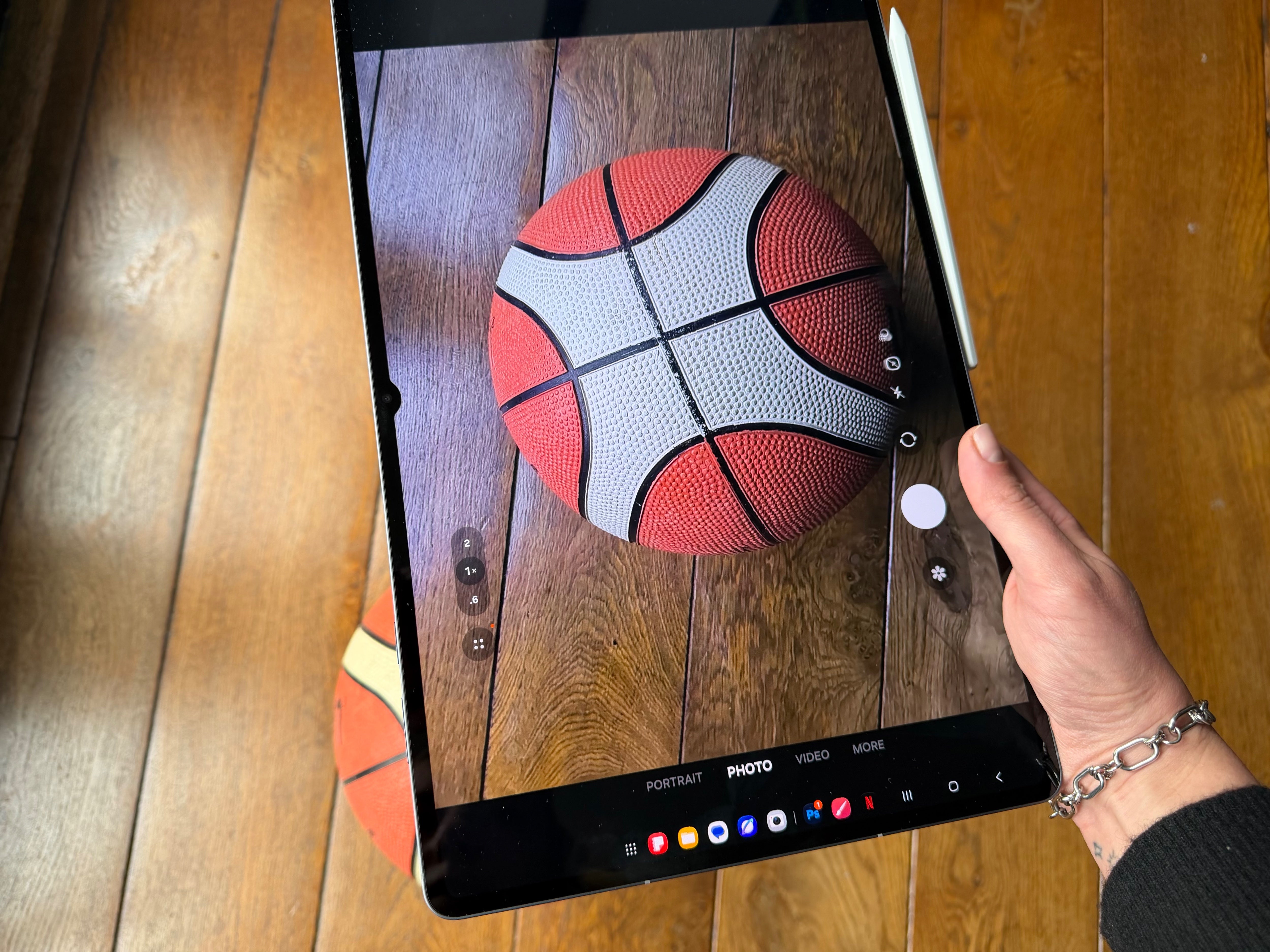 De l'étincelle initiale à l'œuvre finale : donner vie aux idées créatives 2 Capture d'inspiration : Lizzie a photographié un ballon de basketball avec la Samsung Galaxy Tab S12 Ultra pour s'en servir comme référence visuelle