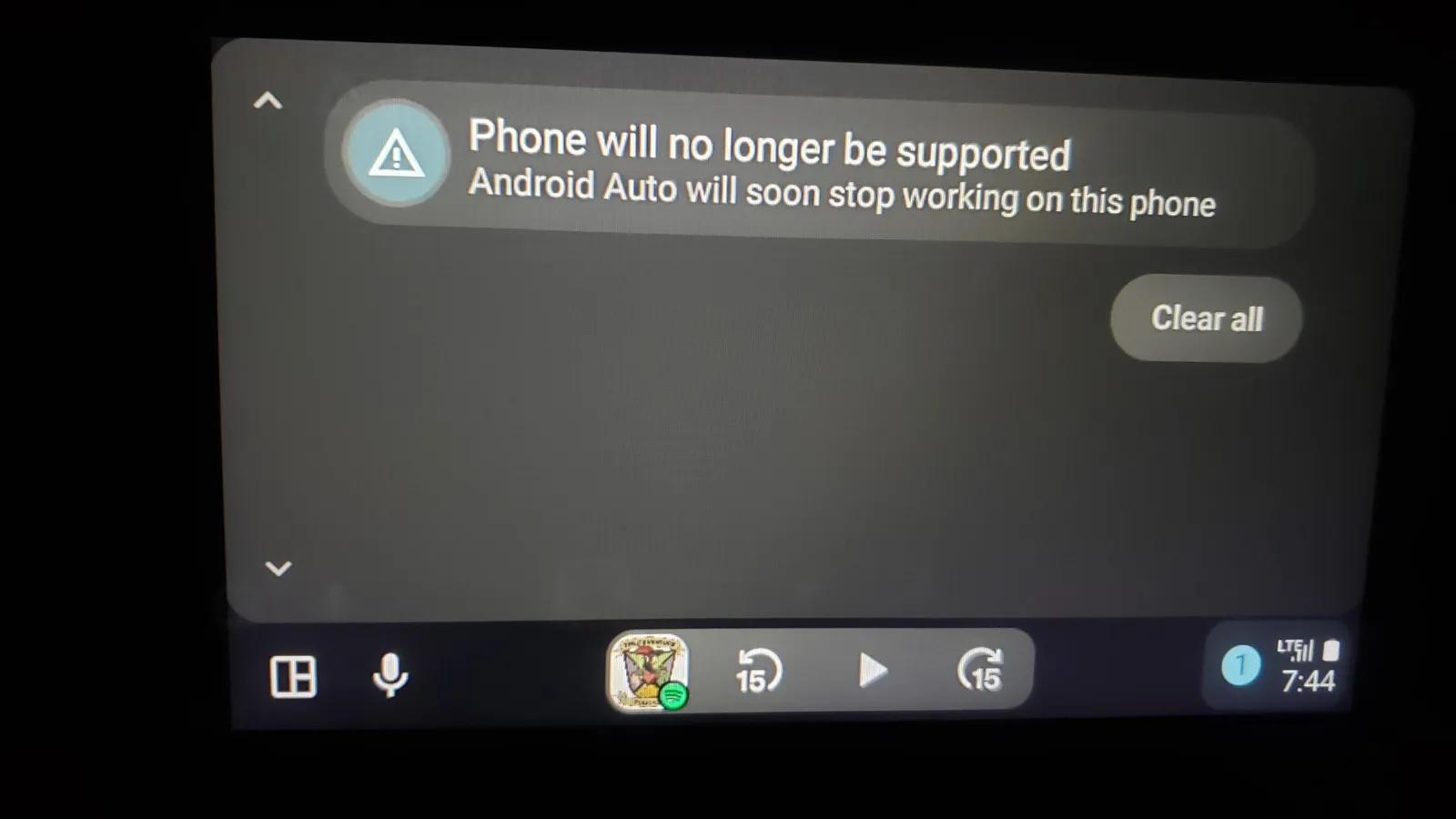 Google prévient les utilisateurs Android Auto va cesser de fonctionner après la prochaine mise à jour 2 Notification sur l'écran d'un véhicule indiquant que le téléphone ne sera plus compatible avec Android Auto.