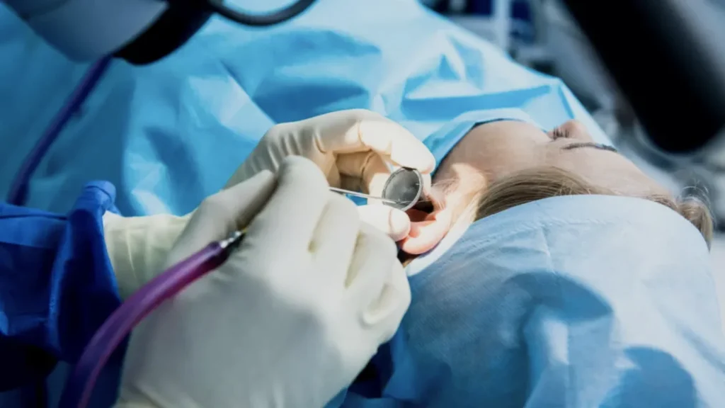 L'Italie réalise les premières greffes d'"oreille bionique" entièrement invisible 2 Illustration d'un implant auditif