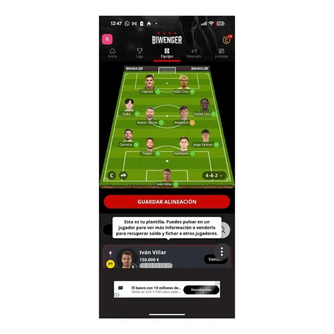 Meilleurs jeux de football fantasy : rivalisez avec vos amis en tant que manager sportif 2 Interface de l'application Biwenger affichant une formation de football 4-4-2 avec des vignettes de joueurs sur un terrain virtuel.