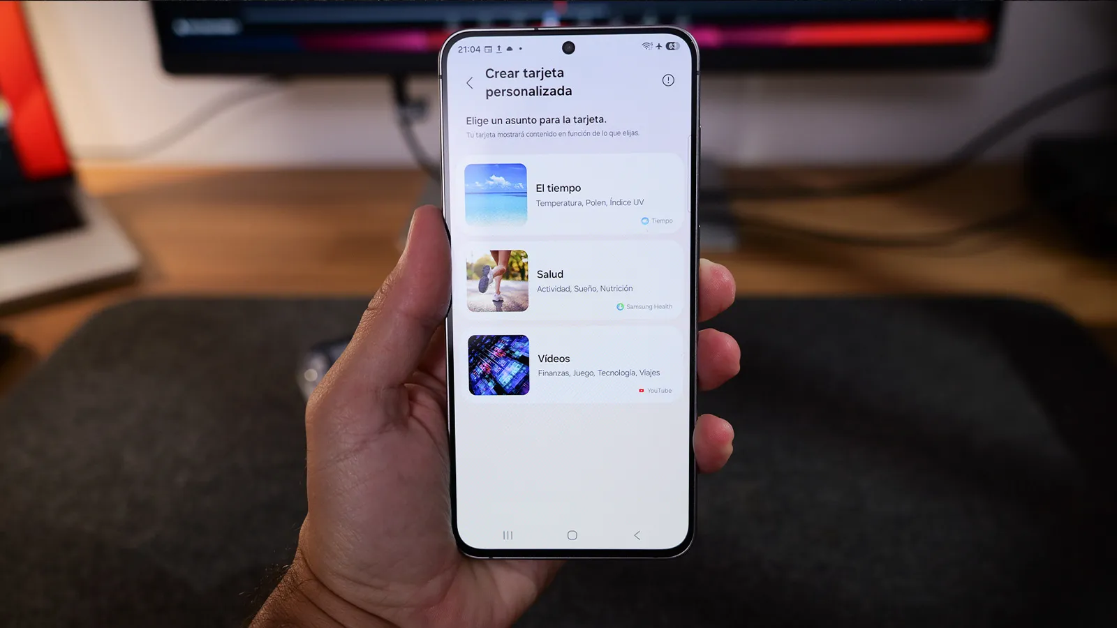 Mon expérience avec One UI 9 l'évolution dont les smartphones Samsung avaient besoin 2 Gros plan sur une main qui tient un téléphone Samsung, l'écran affiche le menu de création de cartes personnalisées de One UI 9.