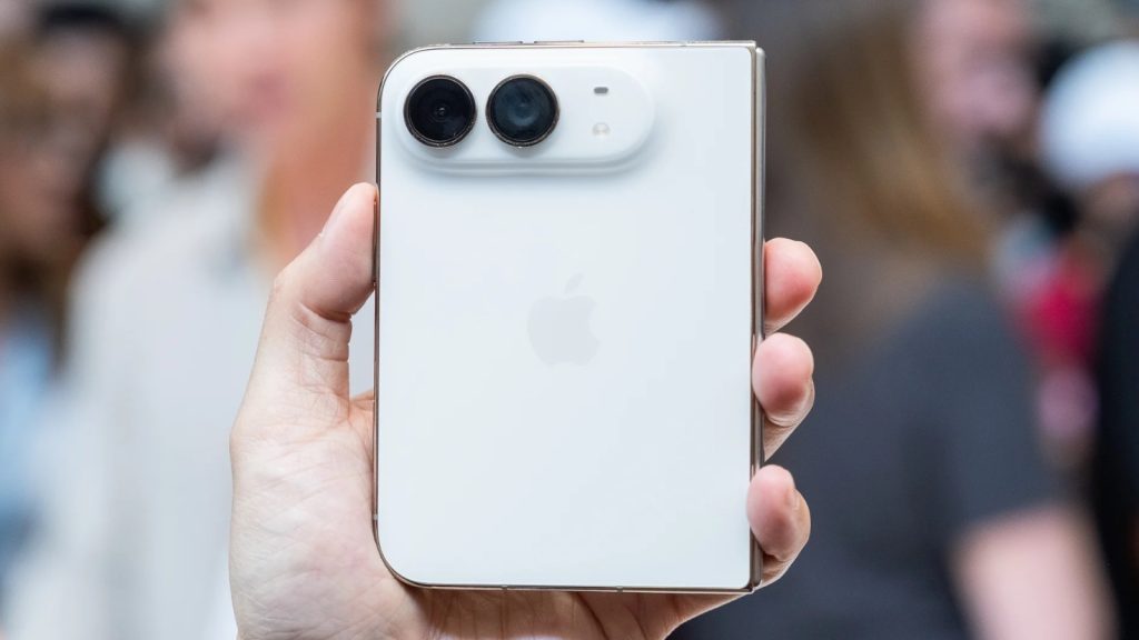 Une fonctionnalité iPhone Duo qui fait saliver 10% de la planète 2 iPhone Duo tenu dans une main gauche